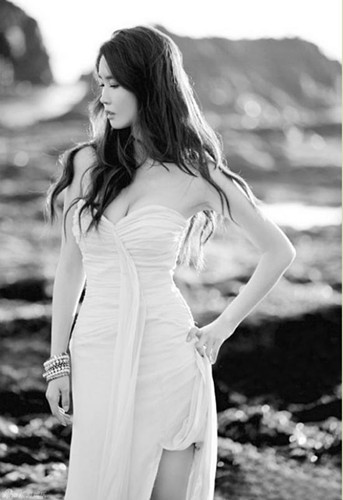 RyⅠSkyayt极品少妇人体艺术写真，展现性感曲线魅力，高清无水印收藏版