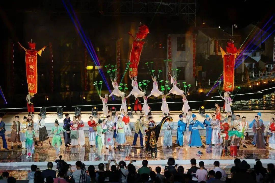 jizzxxxx浜揭秘最新音乐节盛况，现场氛围火爆，粉丝狂欢不停歇