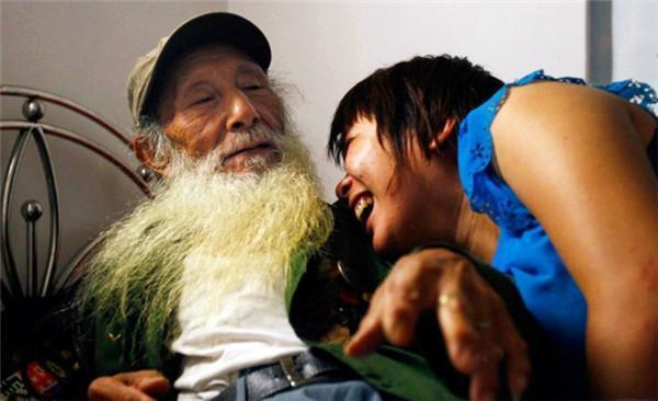 GayFuCk老头呻吟XXXX浜激情碰撞，深夜放纵体验，老年同志的真实欲望与快感