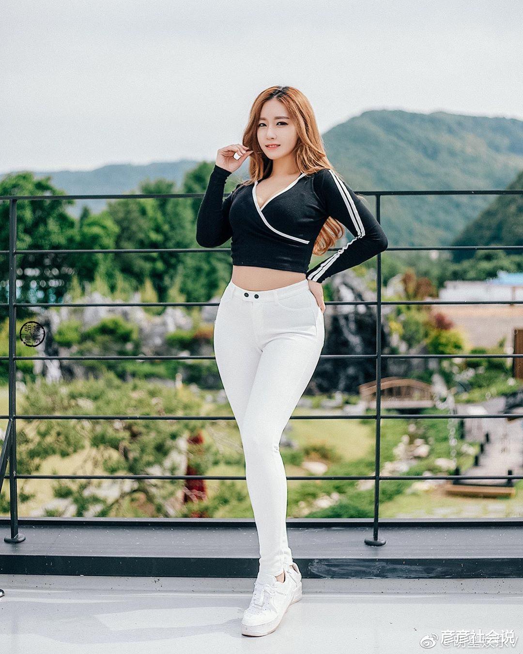 欧美人体艺术摄影技巧，展现完美曲线，掌握光影与构图的精髓