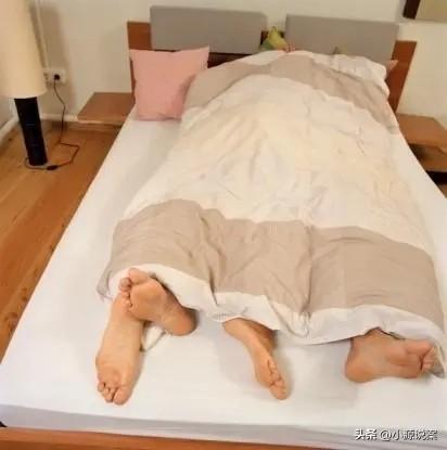 夫妻裸睡视频浜引发热议，探讨健康睡眠方式，分享夫妻生活小技巧