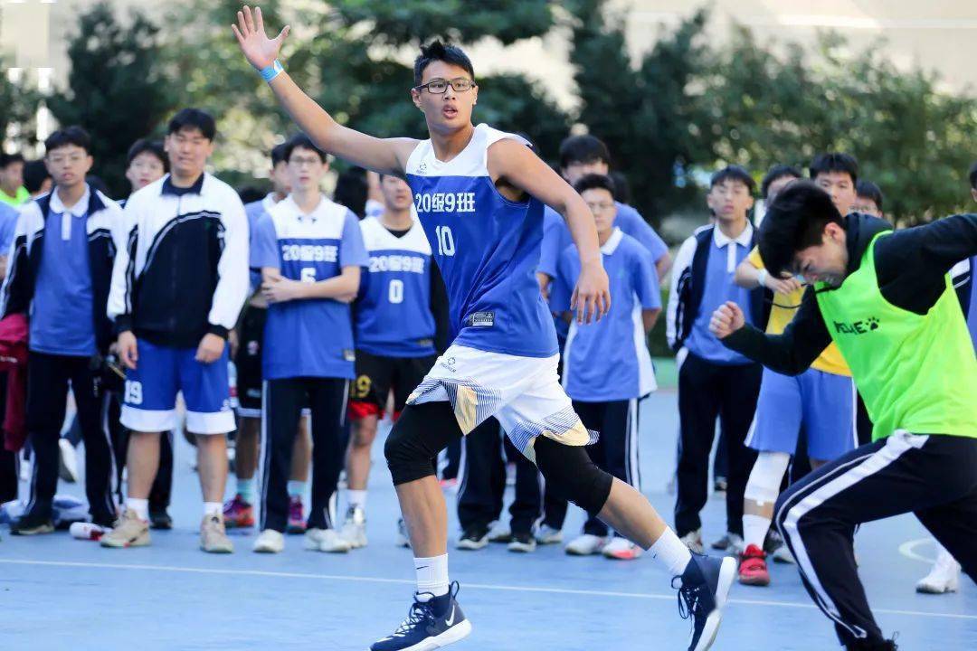 *激情岁月五月天，青春热血绽放，梦想与音乐同行*