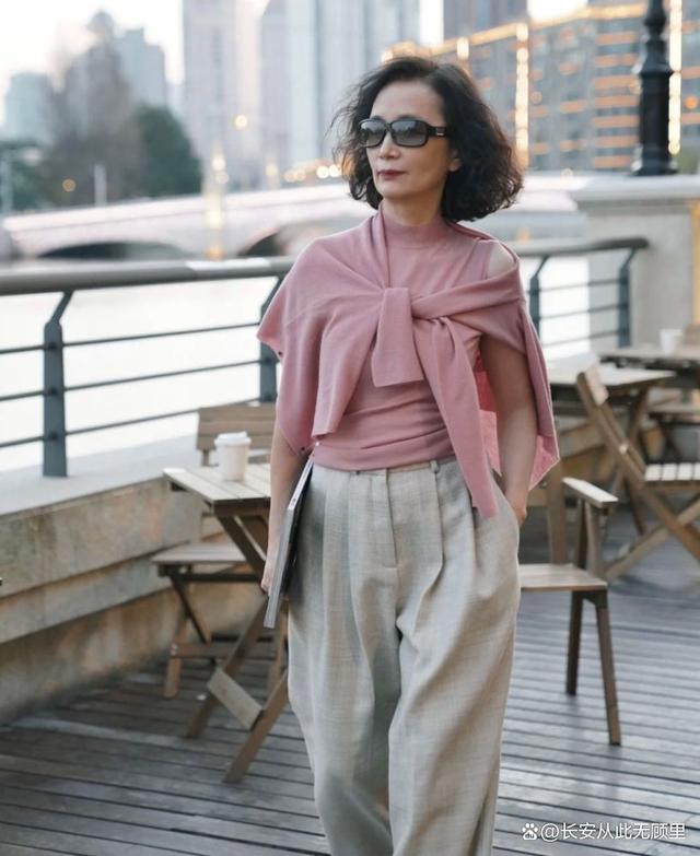 5060路熟女斩魅力不减，优雅穿搭秘诀，中年女性时尚指南