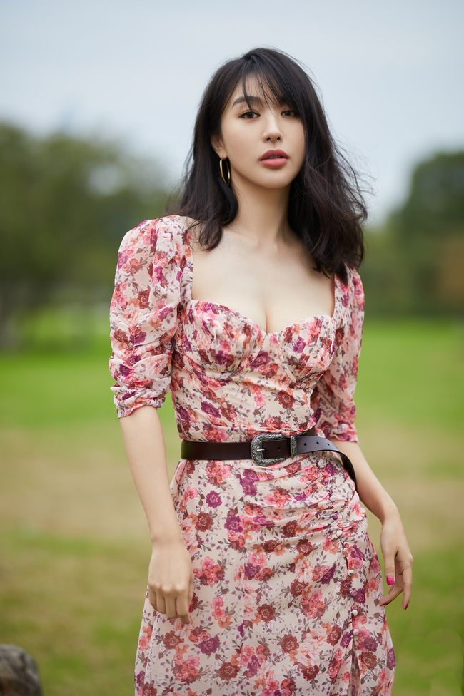 "高大肥硕熟女魅力绽放，风情万种曲线诱人，自信穿搭尽显女王气场"