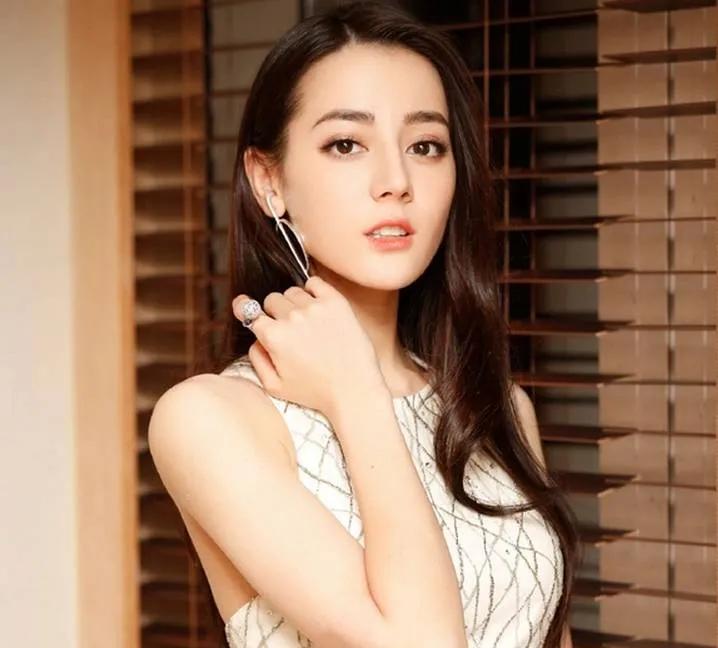 全黄美女图片视频惊艳呈现，高清画质视觉盛宴，尽享绝美瞬间