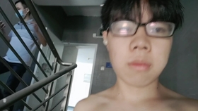 1.男生跟女生操场跑步健身锻炼日常
