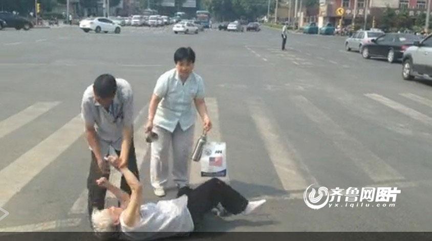 老妇与小伙子market浜邂逅街头，温情故事，市井烟火中的意外缘分