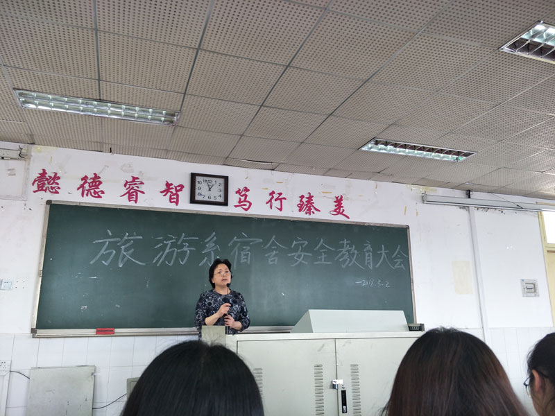 某大学偷拍洗澡视频事件引发热议，校方紧急调查，加强宿舍安全管理