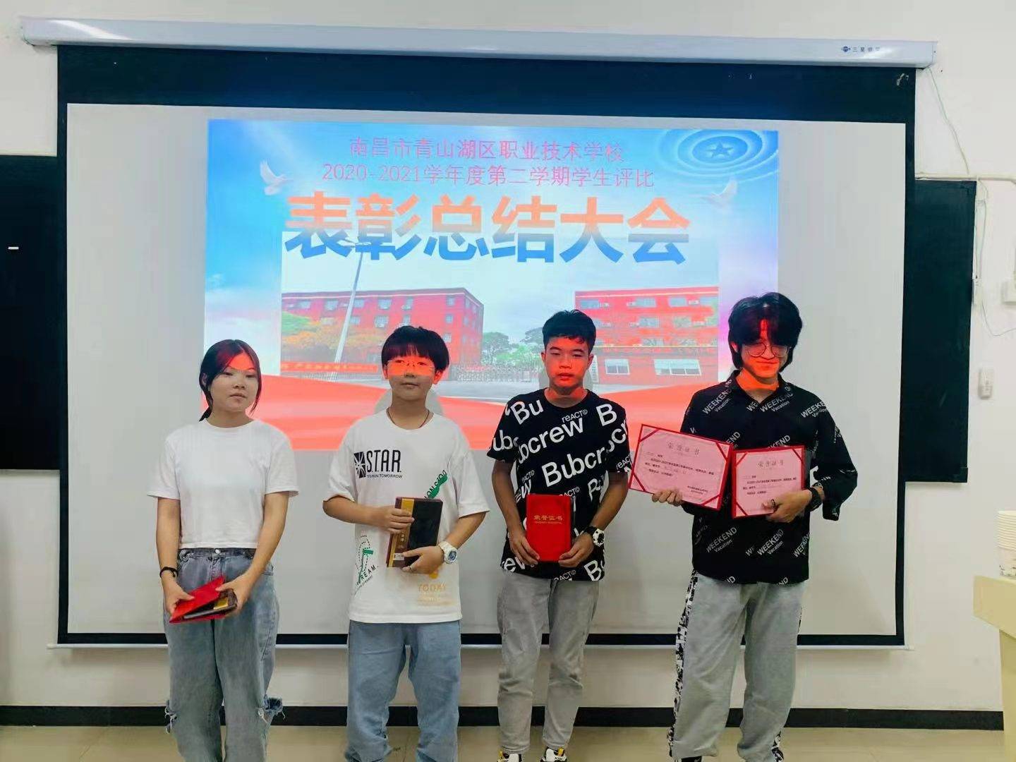 国产学生粉嫩一二三区青春校园故事，甜蜜初恋回忆，成长烦恼与欢笑