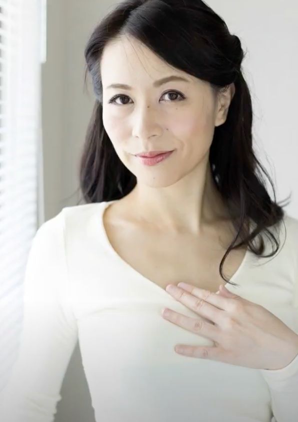 2.熟妇精品，优雅绽放，岁月沉淀的韵味，尽显女性成熟之美，时尚与经典的完美融合