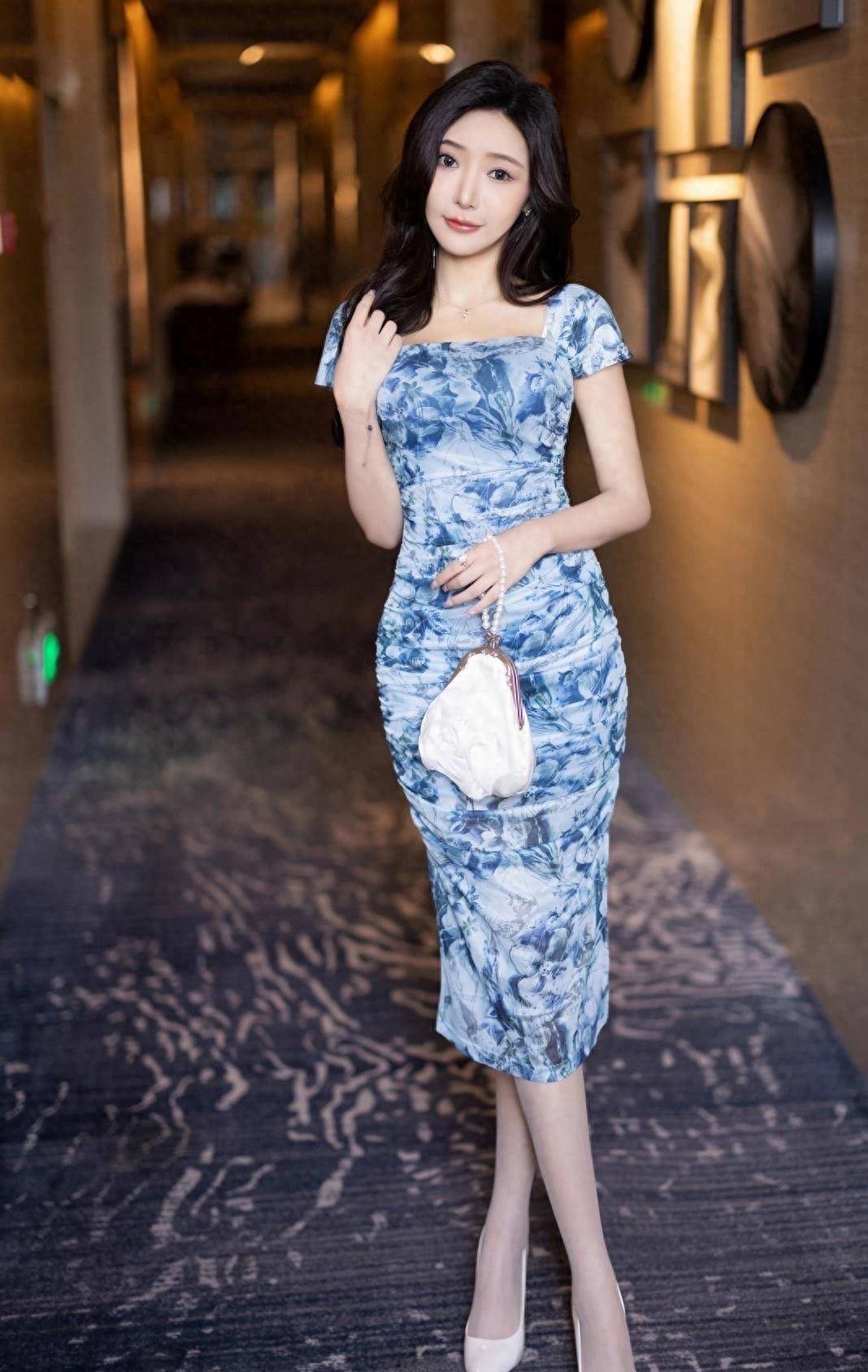 欧美肥妇肥老寡妇浜的丰满魅力，中年女性时尚穿搭，展现自信优雅风范
