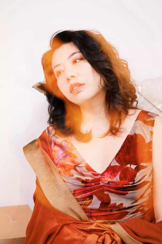 浓毛熟女风情万种，魅力四射，成熟韵味令人陶醉