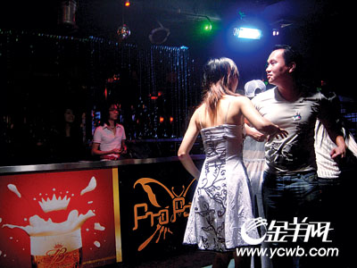 夜夜嗨一区狂欢不停歇，激情夜晚，快乐无限，畅享音乐派对
