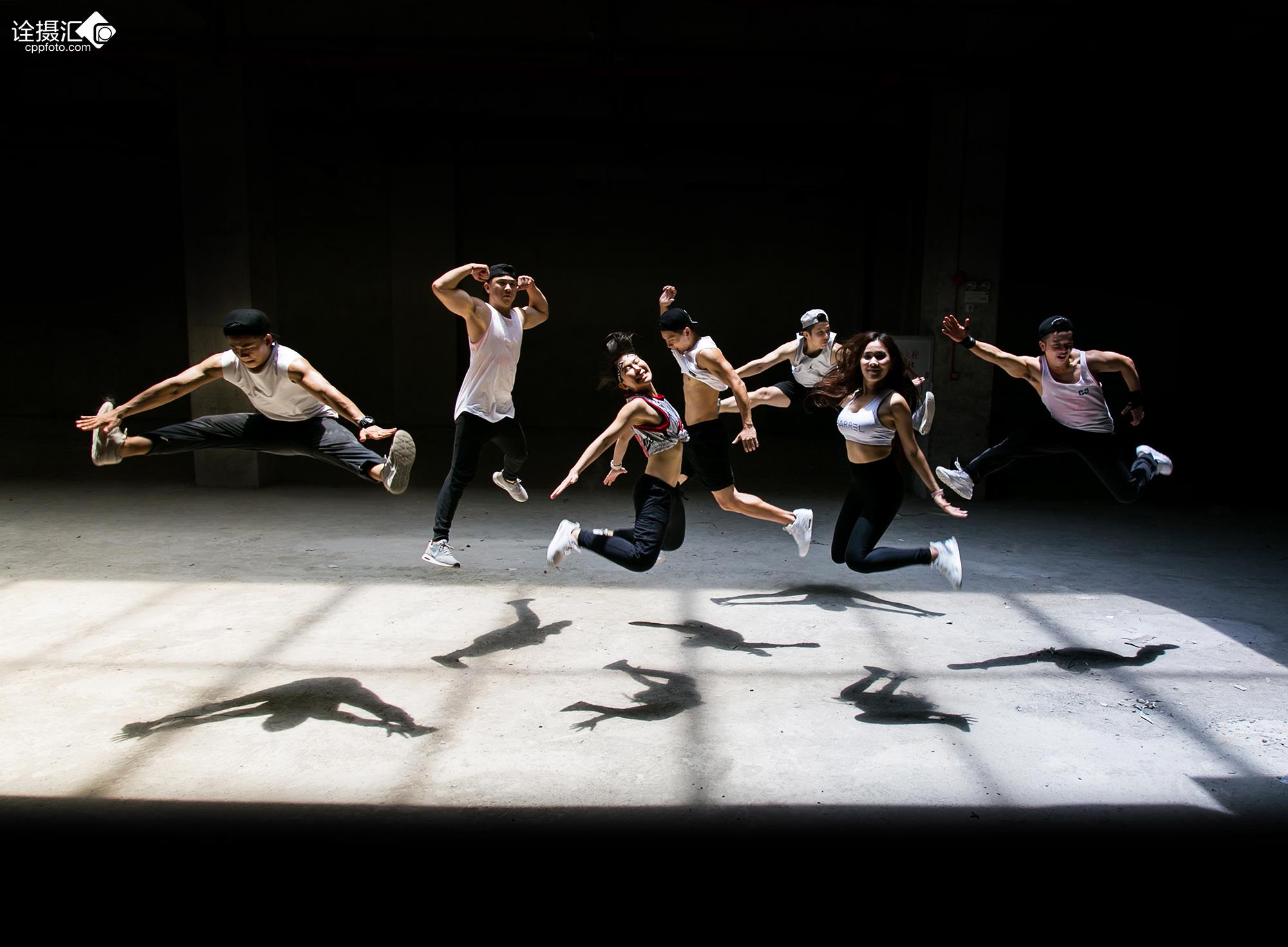 小川桃果闪耀舞台的瞬间，魅力四射，青春无敌的表演