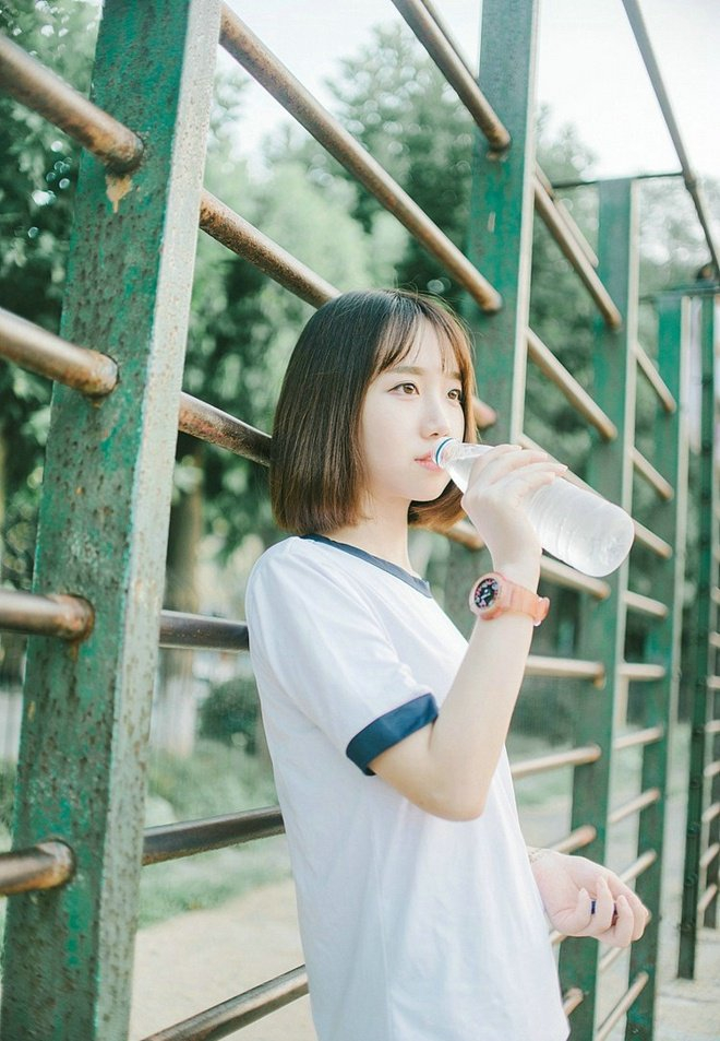 2.女生光溜溜身子浜写真集，青春洋溢，自然之美，展现自信魅力