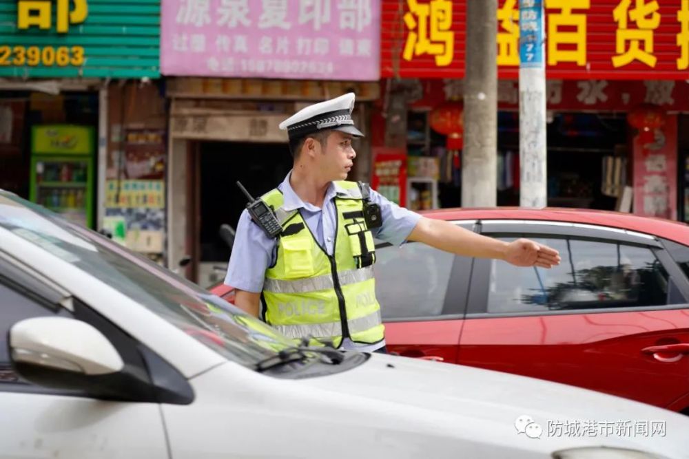 公交车挺进老师体内引发热议，安全驾驶需重视，校园周边交通隐患待整改