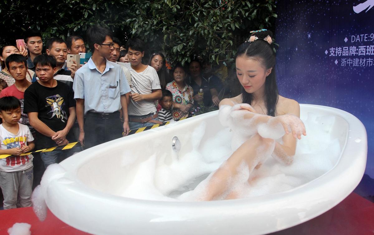 偷拍美女洗澡毛片高清视频，真实偷拍美女沐浴，浴室隐秘拍摄高清视频，严禁传播违法内容