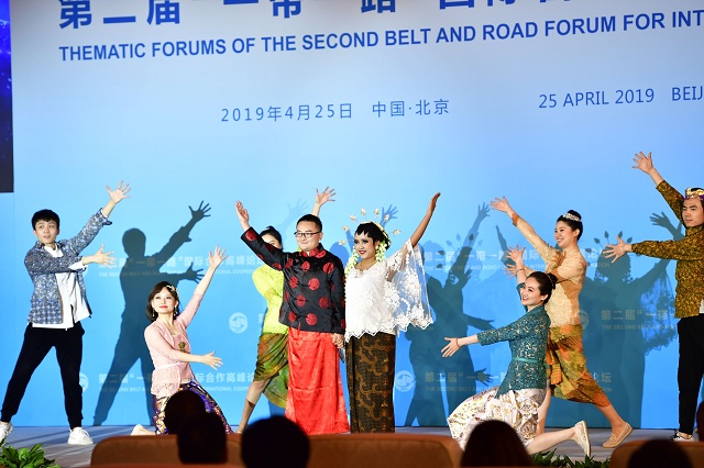 "和老外交换做爱1-25，跨国情缘体验，文化交流新视角，探索异国亲密关系"