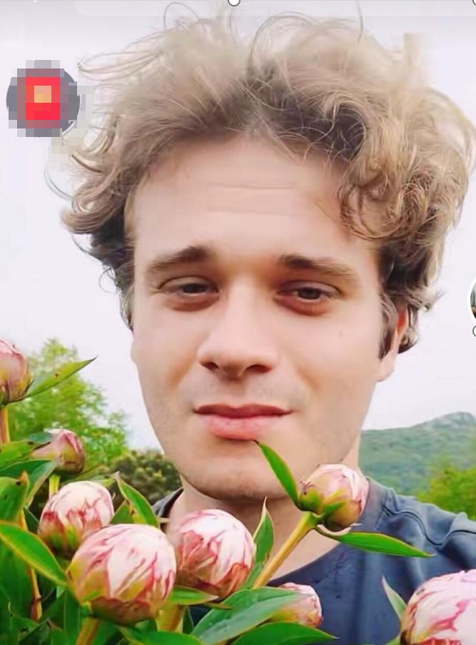美国人摘花引发争议，环保组织呼吁保护自然，专家建议替代方案