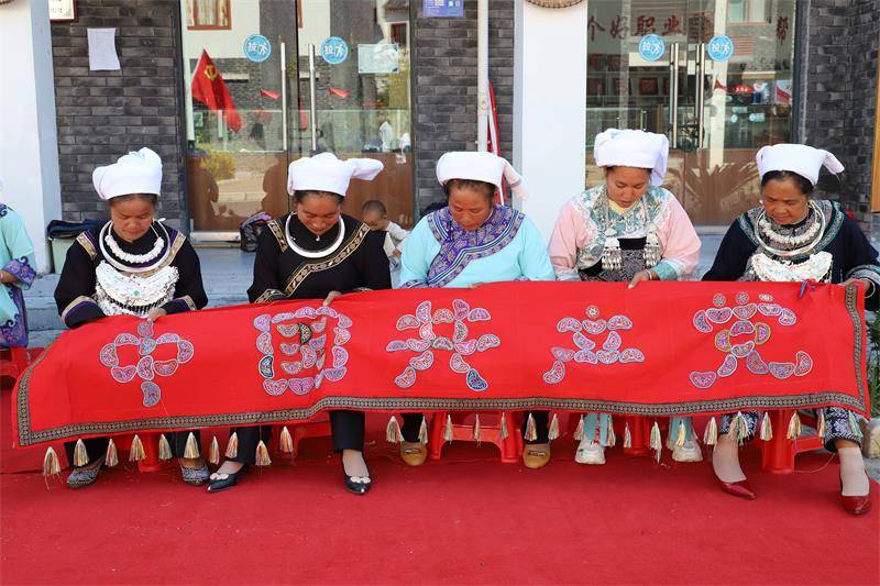 法国《绣感》艺术展惊艳巴黎，探索刺绣与情感的深度对话，感受法式浪漫