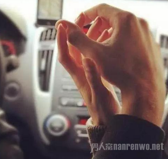 男生把困困放入女生定眼里引发甜蜜互动，逗趣瞬间暖心，爱情故事悄然萌芽