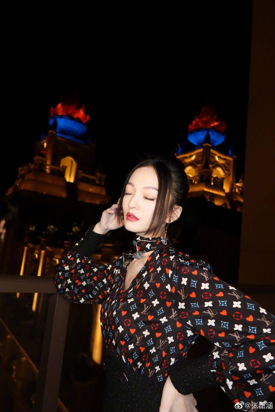 张韶涵美腿照合集惊艳亮相，展现完美身材曲线，粉丝直呼太养眼