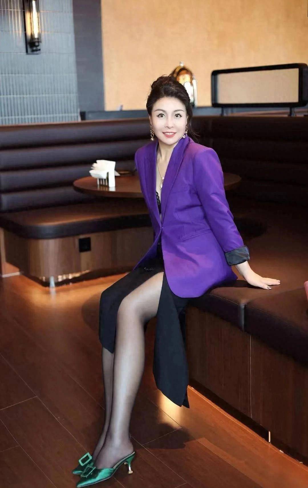 国内老熟女魅力不减优雅气质引领时尚风潮，成熟女性穿搭指南，展现自信与品味