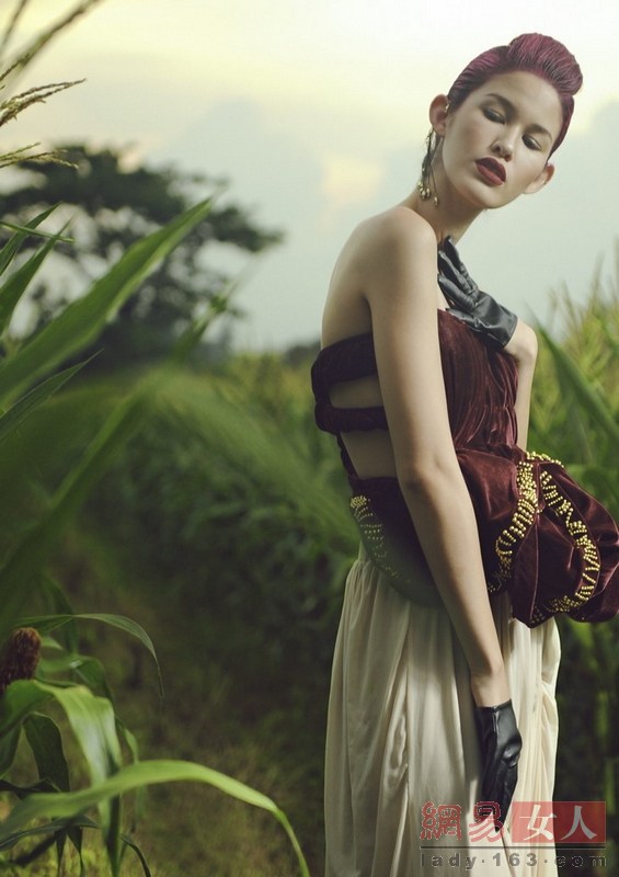欧美少妇毛耸耸高潮喷水浜震撼瞬间，真实记录喷涌快感，体验极致诱惑与激情
