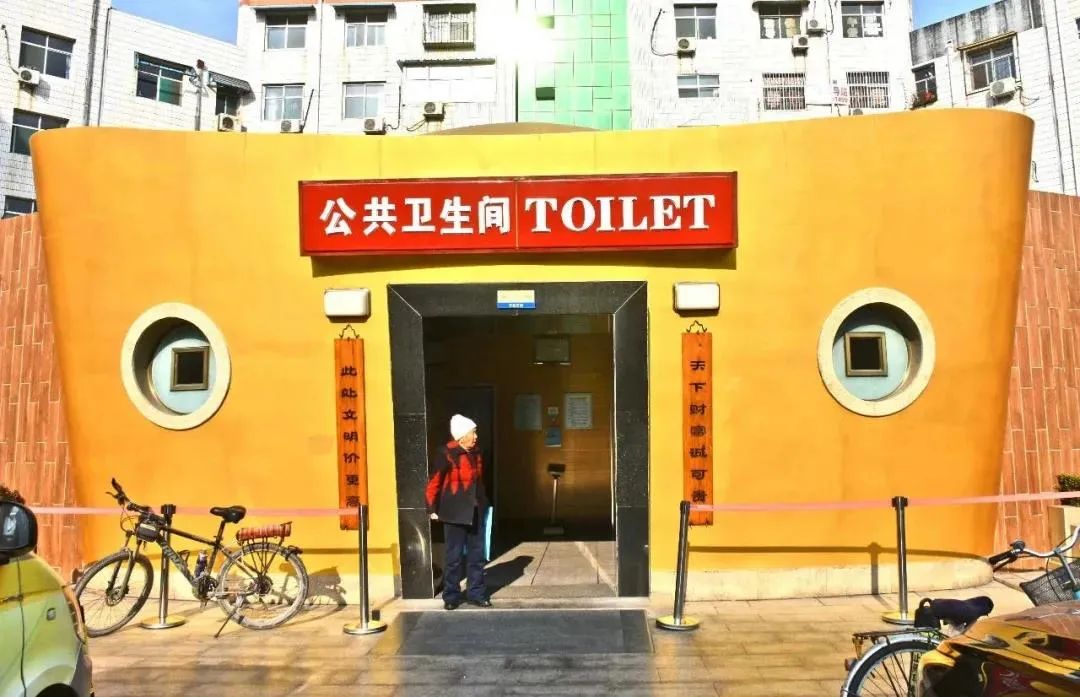 中国厕所革命引发热议，厕所改造提升民生，toiletfuckchina浜成焦点话题