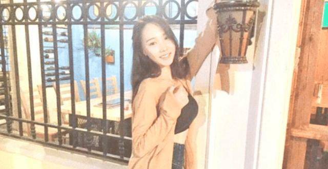 裸体福照浜小女孩纯真童年，海边嬉戏瞬间，自然光影捕捉美好回忆