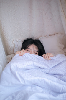 男生困困放女生困困里视频，搞笑瞬间大合集，情侣互动超有趣，看完笑到停不下来