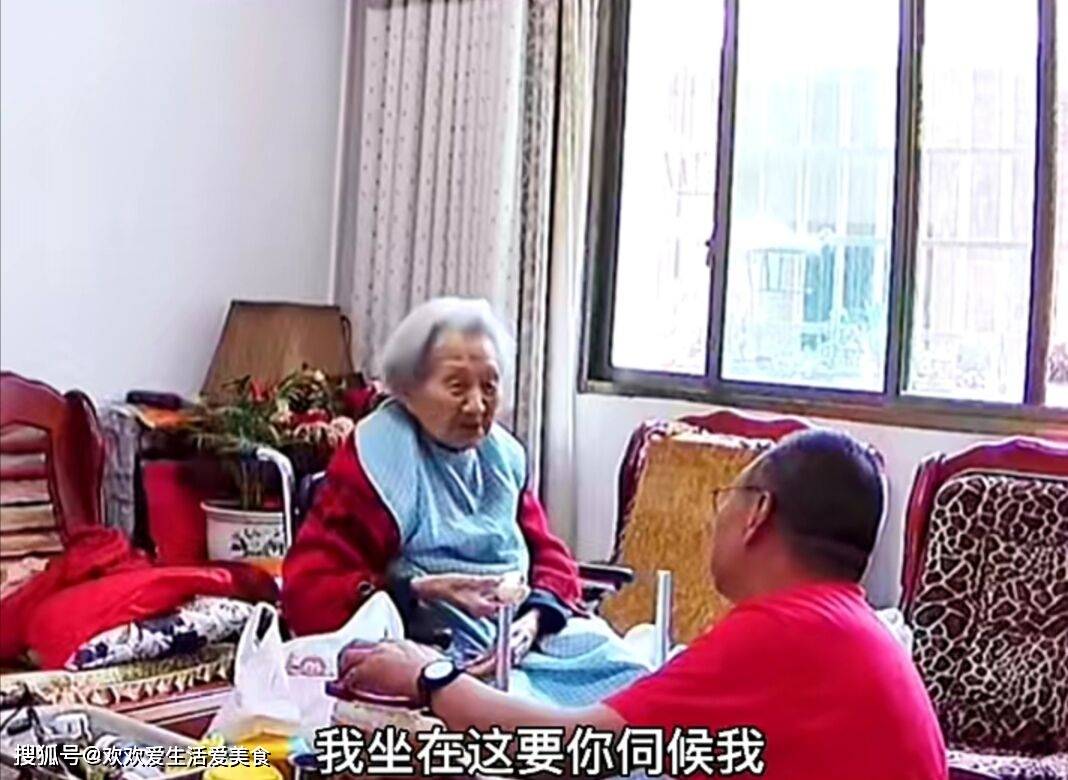 母亲的绣感传承温暖记忆，一针一线缝制母爱，岁月沉淀珍贵情感