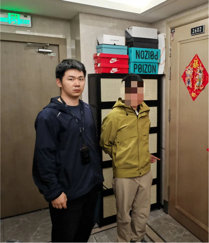 2.一级老太卖婬A片，街头暗访曝光，警方介入调查，民众哗然