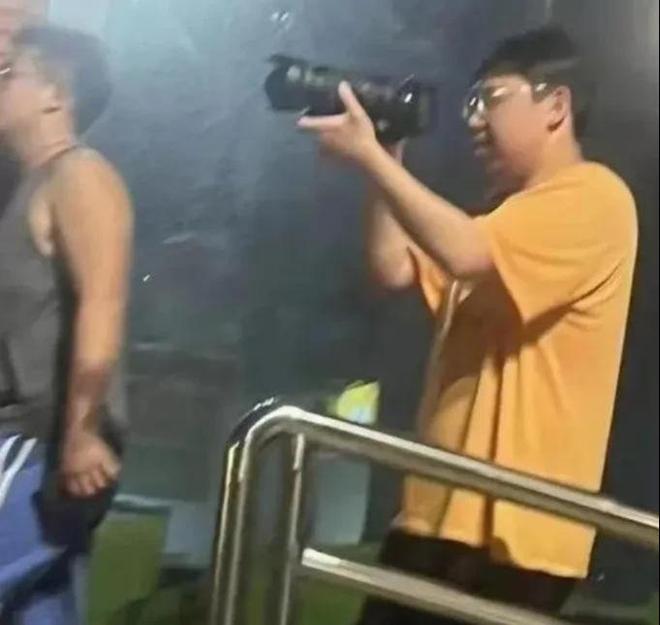 久久久自偷拍引发热议，网友热议其背后动机，专家呼吁加强隐私保护