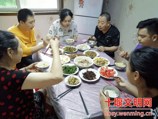 老少同乐共筑和谐家园，传承美德共享天伦之乐，幸福生活温暖人心