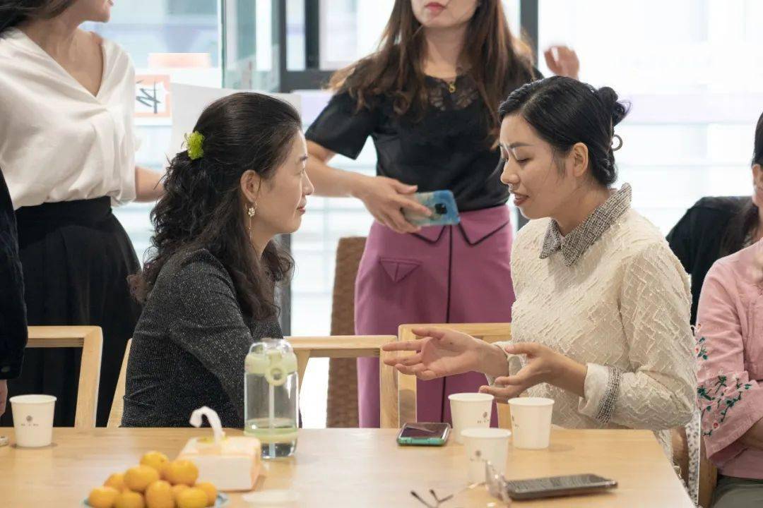 中国女人群交探讨现代社交现象与情感需求，分析趋势，分享观点