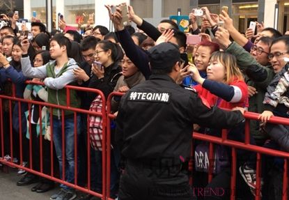 亚洲GV男星激情对决，热血场面引爆荧屏，粉丝疯狂追捧