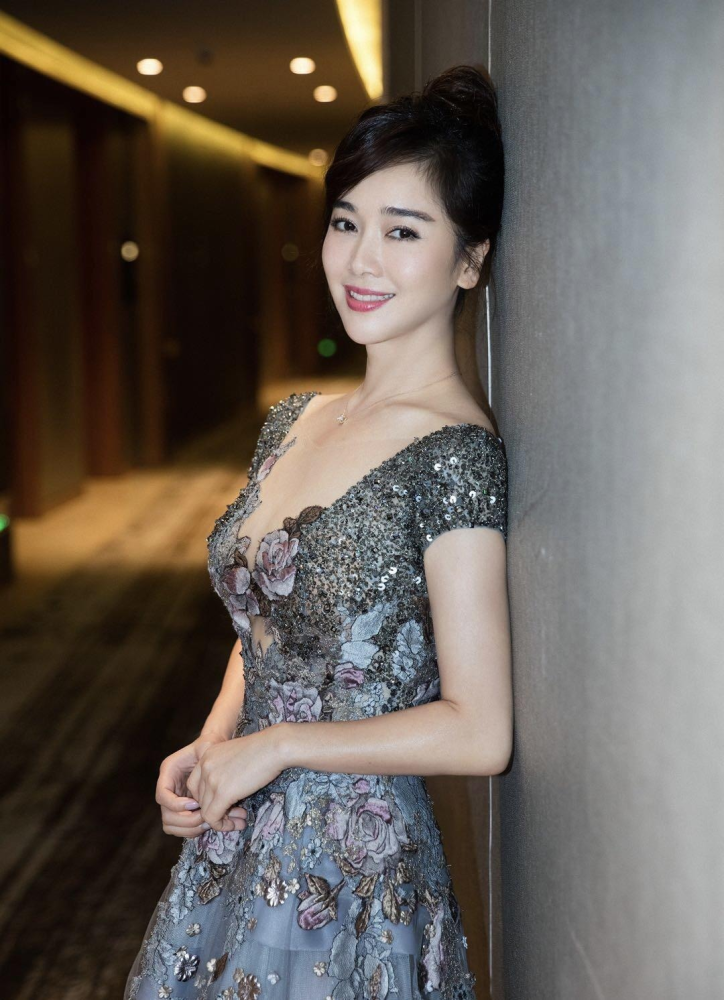 中国熟女优雅魅力绽放，成熟风采动人，自信生活精彩