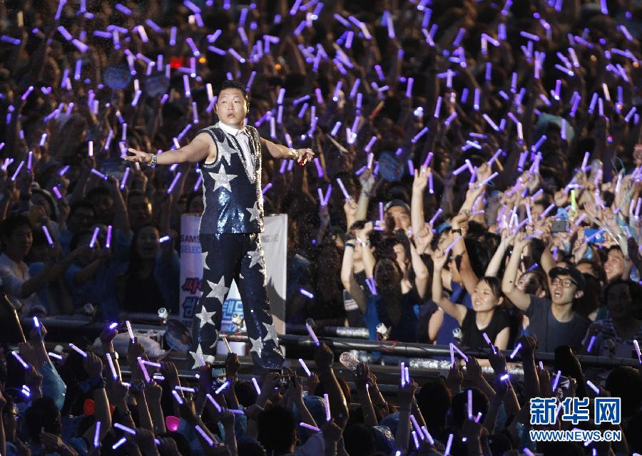 伦伦97闪耀登场,全新风格引爆潮流,粉丝狂欢季不容错过 伦伦97闪耀登场,全新风格引爆潮流,粉丝狂欢季不容错过