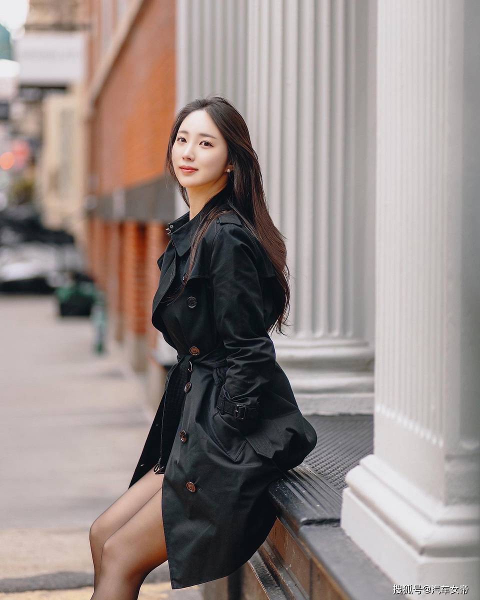 光着身子的美女展现自然魅力，优雅身姿令人心动，艺术与美的完美融合