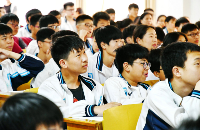 日本学生初尝黑人巨免费视频震撼体验，真实记录，校园热议
