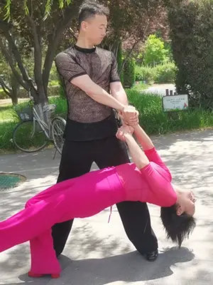 2.女生光溜溜身子跳舞视频曝光，网友疯狂转发，争议不断升温