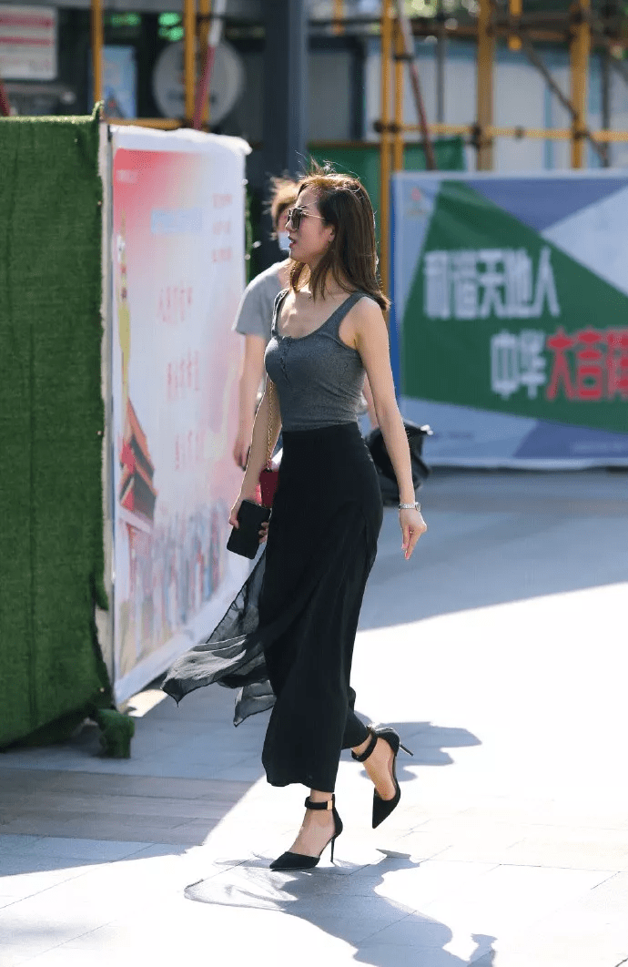 "上海少妇PicS自由风情，都市女性魅力，时尚生活瞬间"