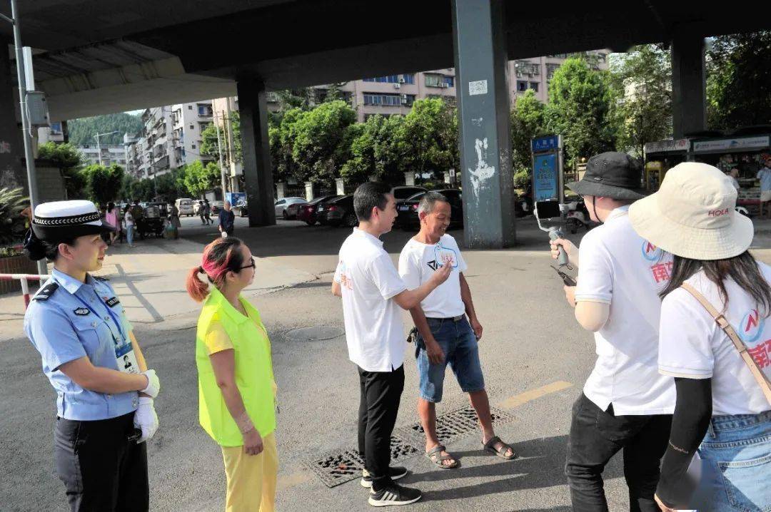 2.夜排AV风波不断，市民热议，警方介入调查真相