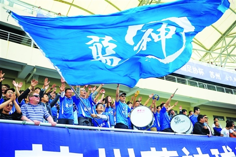 山东泰山主场激情四射，球迷呐喊震天，绿茵场上演精彩对决