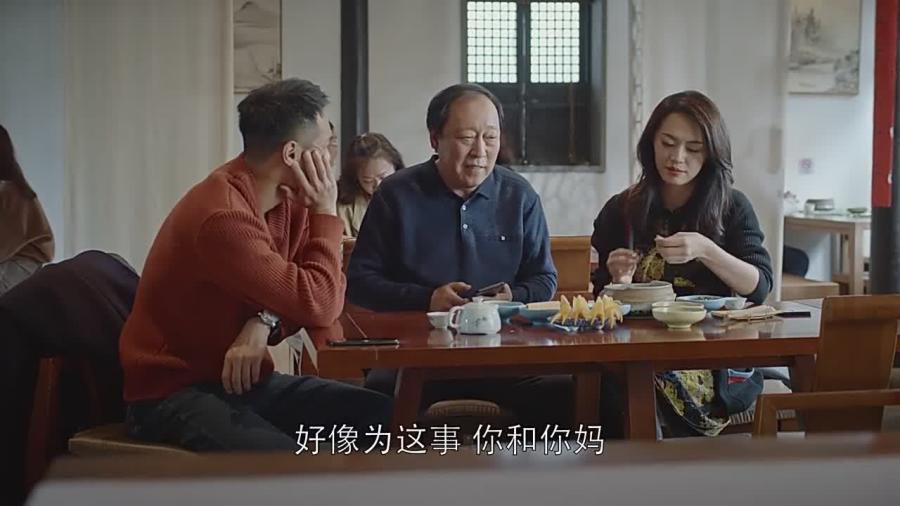白发老头夕阳下慈祥微笑，老年恋老温情故事，岁月静好暖心瞬间