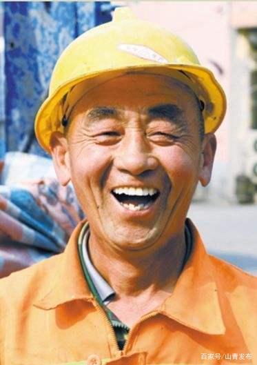 中国老奶奶视频展现传统手艺魅力，温馨生活瞬间感动万千网友，质朴笑容传递温暖力量