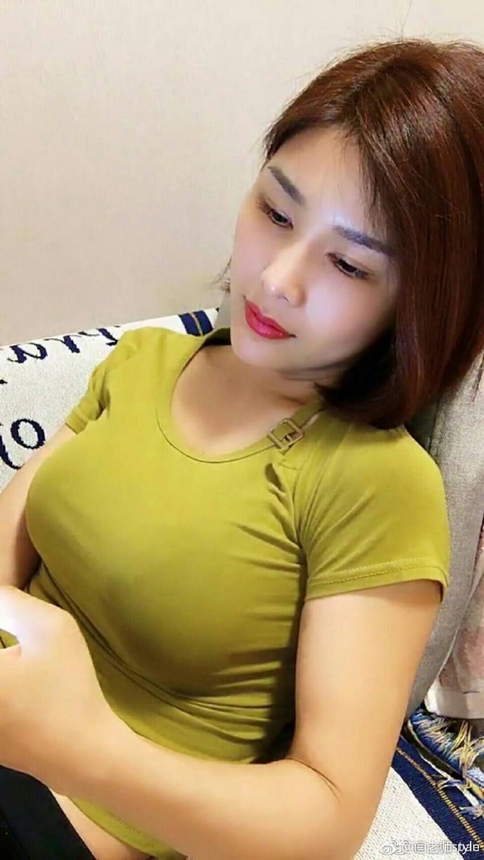 丰满少妇在线分享生活点滴，展现自信魅力，吸引无数粉丝关注