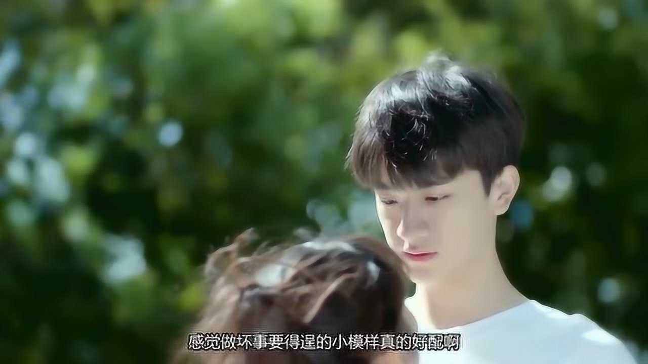 男生把困困放到女生困困视频浜引发热议，网友直呼太甜了，这波狗粮我吃了
