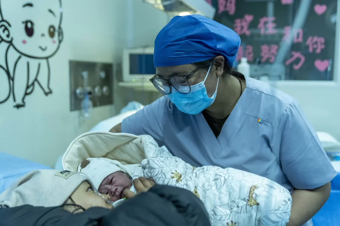 女生和男生一起努力生宝宝浜，携手迎接新生命，共创幸福家庭，爱的结晶从这里开始